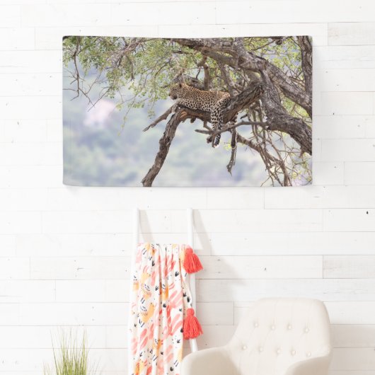 木にヒョウ 横断幕 (インサイチュ)