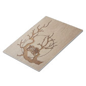 木にフクロウを刻んだデザイン ノートパッド (アングル)