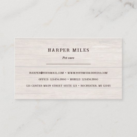 木に刻まれた素朴なハッピードッグのロゴ 名刺 (裏面)