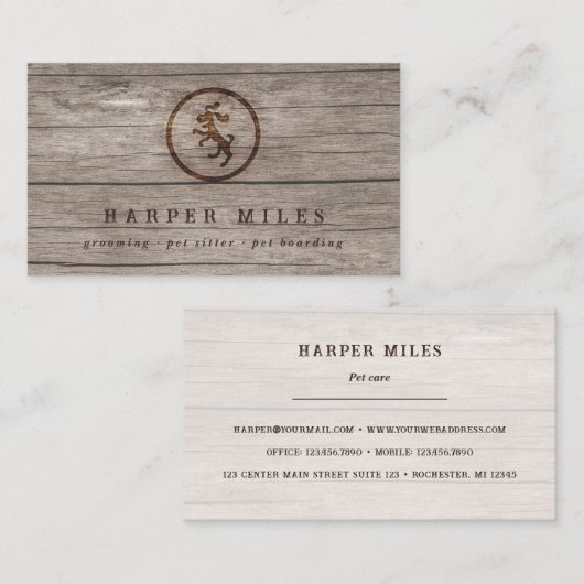 木に刻まれた素朴なハッピードッグのロゴ 名刺 (正面/裏面)