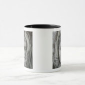 木に囲まれた仏の砂岩頭 マグカップ (中央)