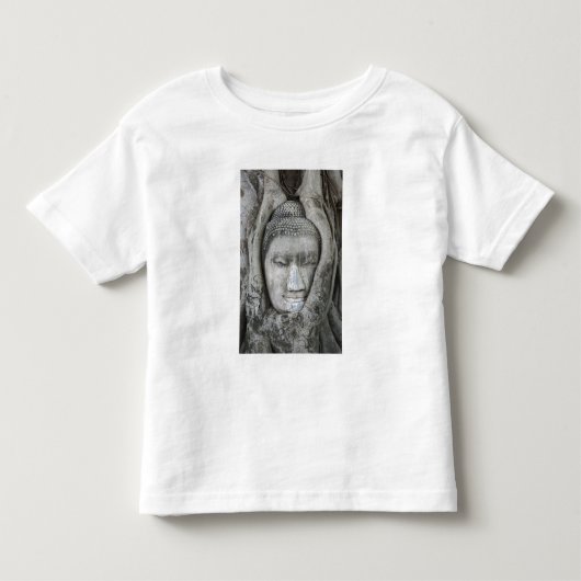 木に囲まれた仏頭の砂岩彫刻 トドラーTシャツ (正面)