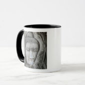 木に囲まれた仏頭の砂岩彫刻 マグカップ (正面左)