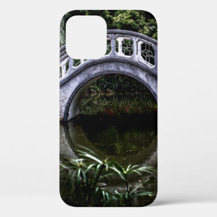 木に囲まれた白い橋 iPhone 12ケース