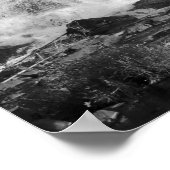 木に囲まれた白黒の滝16x20 ポスター (角)