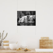 木に囲まれた白黒の滝16x20 ポスター (キッチン)