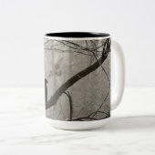 木に坐っている秋の冬の薄暗いカラスかワタリガラス ツートーンマグカップ (正面右)