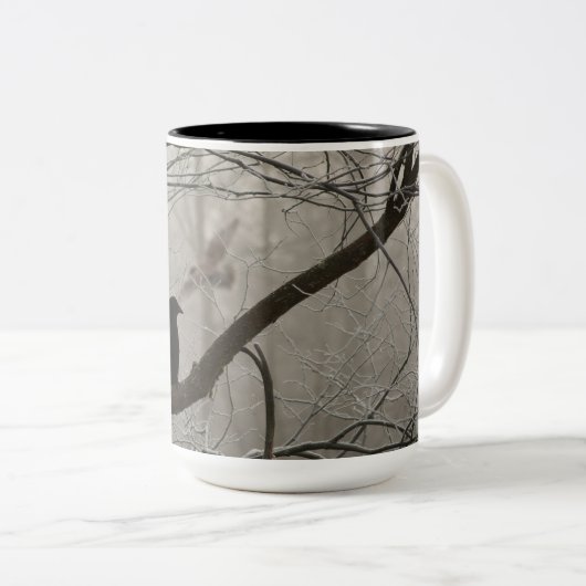 木に坐っている秋の冬の薄暗いカラスかワタリガラス ツートーンマグカップ (正面右)