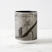 木に坐っている秋の冬の薄暗いカラスかワタリガラス ツートーンマグカップ (中央)