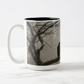 木に坐っている秋の冬の薄暗いカラスかワタリガラス ツートーンマグカップ (左)