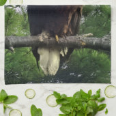 木に威厳のある突き刺さった成熟した禿鷲 キッチンタオル (折り畳み)