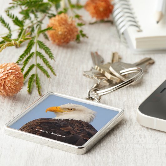 木に威厳のある美しい禿鷲 キーホルダー (側面)