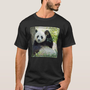 木に対して休んでいるジャイアントパンダ Tシャツ