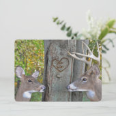 木に彫られたハートの横の鹿と鹿の夫婦の記念日 招待状 (スタンド正面)