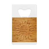 木に彫られた笑顔の太陽顔のプリント クレジットカード栓抜き (裏面)