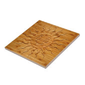 木に彫られた笑顔の太陽顔のプリント タイル (側面)