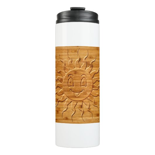 木に彫られた笑顔の太陽顔のプリント タンブラー (正面)