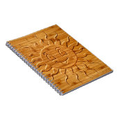 木に彫られた笑顔の太陽顔のプリント ノートブック (右側)