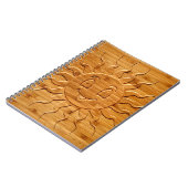 木に彫られた笑顔の太陽顔のプリント ノートブック (左側)