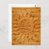木に彫られた笑顔の太陽顔のプリント ポストカード (正面/裏面)
