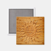 木に彫られた笑顔の太陽顔のプリント マグネット (正面/裏面)