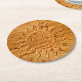 木に彫られた笑顔の太陽顔のプリント ラウンドペーパーコースター (アングル)