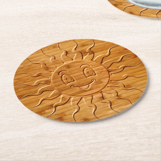 木に彫られた笑顔の太陽顔のプリント ラウンドペーパーコースター (アングル)