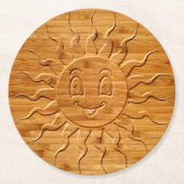 木に彫られた笑顔の太陽顔のプリント ラウンドペーパーコースター (正面)