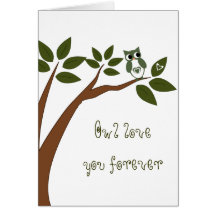 木に生えるフクロウ