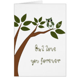 木に生えるフクロウ