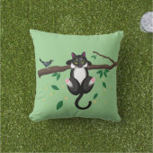 木に登った黒白猫のイラスト アウトドアクッション (芝生)