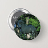 木に立っているミニチュア馬 缶バッジ (正面&裏面)