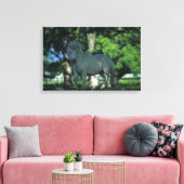 木に立つミニチュアの馬 キャンバスプリント (インサイチュ (リビング))