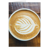 木に葉状の泡を付けたコーヒーラテカップ (正面)