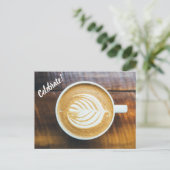 木に葉状の泡を付けたコーヒーラテカップ インビテーションポストカード (スタンド正面)