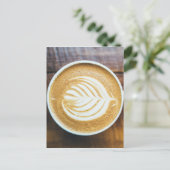 木に葉状の泡を付けたコーヒーラテカップ ポストカード (スタンド正面)