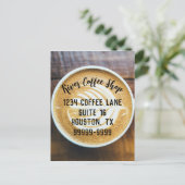 木に葉状の泡を付けたコーヒーラテカップ ポストカード (スタンド正面)