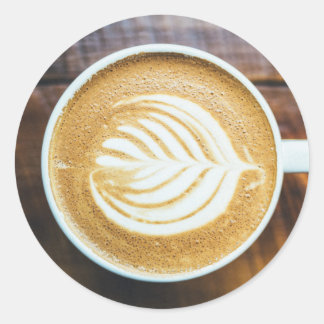 木に葉状の泡を付けたコーヒーラテカップ ラウンドシール