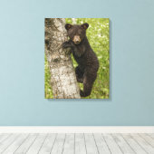 木に黒いクマの子 キャンバスプリント (インサイチュ (ウッドフロア))