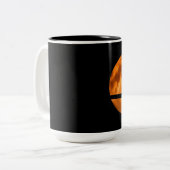 木に黒い猫のシルエット ツートーンマグカップ (正面左)