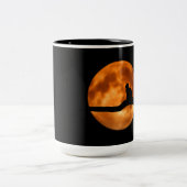 木に黒い猫のシルエット ツートーンマグカップ (中央)