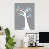 木に5羽の青い鳥（灰色の背景）プリント ポスター (ホームオフィス)