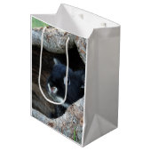 木のうろの黒うさぎ ミディアムペーパーバッグ (正面アングル)