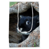 木のうろの黒うさぎ ミディアムペーパーバッグ (裏面)