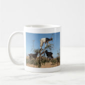 木のおもしろいなヤギ コーヒーマグカップ (左)