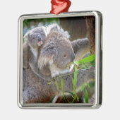 木のお母さんを持つかわいいベビーのコアラ メタルオーナメント (左)