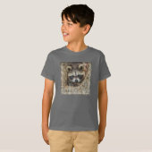 木のくぼみにもたれて眠るアライグマ Tシャツ (正面フル)