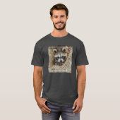木のくぼみにもたれて眠るアライグマ Tシャツ (正面フル)