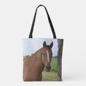 木のそばの茶色の馬 トートバッグ (裏面)