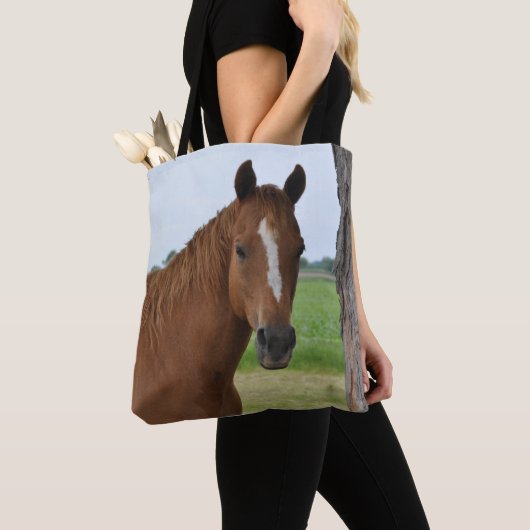 木のそばの茶色の馬 トートバッグ (クローズアップ)